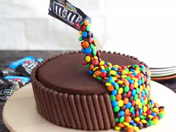Gravity Cake: the sweet illusion conquering social and pastry chefs