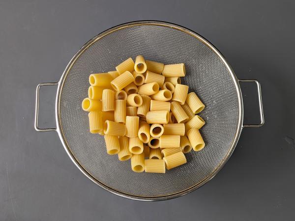 Cold pasta with avocado cream, almonds and cherry tomatoes: vegetarian and very tasty! - Preparation step 1