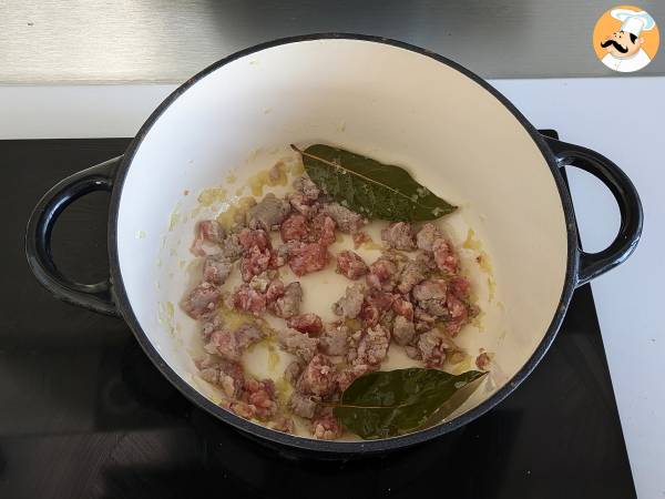 Pasta with sausage sauce: a simple dish with intense flavor - Preparation step 3